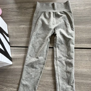 Träningstights gymshark - Gråa träningstights från gymshark i fint skick använda en gång