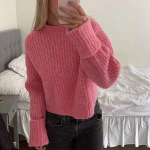 Säljer nu denna superfina rosa stickade tröjan ifrån zara. Säljer pga liten användning. Kontakta gärna för mer info.