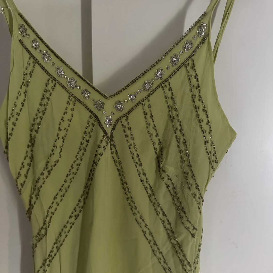 Grön midiklänning med detaljer  - 90