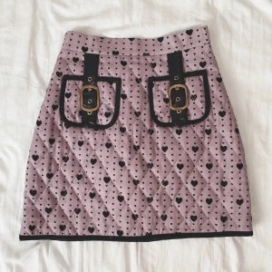 Kjol från rojita  - Super söt kjol från det japanska märket rojita! Säljer då den tyvärr är för stor för mig ໒꒰ྀི ╥﹏╥ ꒱ྀིა super fin och passar perfekt till jirai Kei och andra japanska moden! Uppskattar midjan till 64 cm och höft runt 88-92 cm