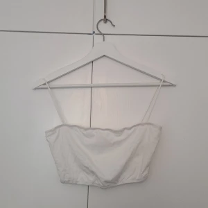 Topp - Vit topp från shein, storlek S, passar även XS.