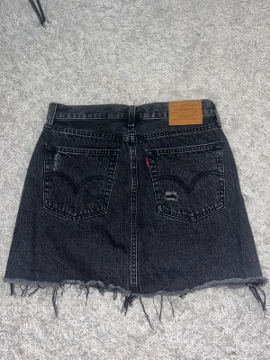 Jeanskjol från levis - Jeanskjol från Levis i storlek 26