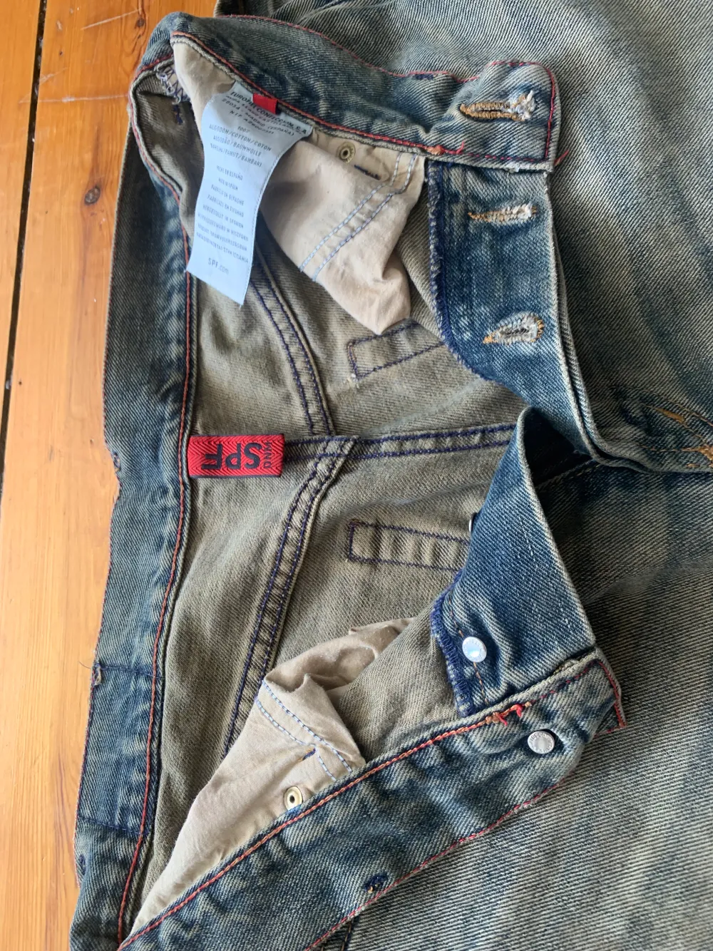 Vintage SPF Bootcut jeans Eur 31, med små hål vid botten av byxorna.. Jeans & Byxor.