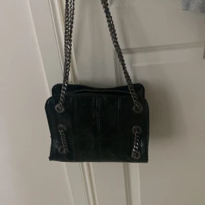 Zara väska - Väska från zara köpt för typ två år sen. Den är i bra skick men använd. Original pris 400kr men säljer för 250kr💗