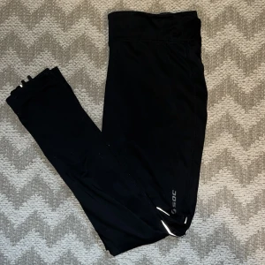 Svarta träningsbyxor stl 40 - Fint skick! Har en ficka på höger sida