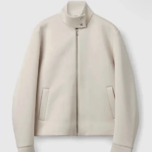 Cos jacka - Säljer denna jacka som endast är använd en gång ifrån cos! Köptes för ca 700kr!💓 skriv för egna bilder Tryck ej på köp nu!