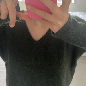 Stickad tröja  - Mörkgrön stickad tröja med v-ringning❤️ från gestuz i superbra skick