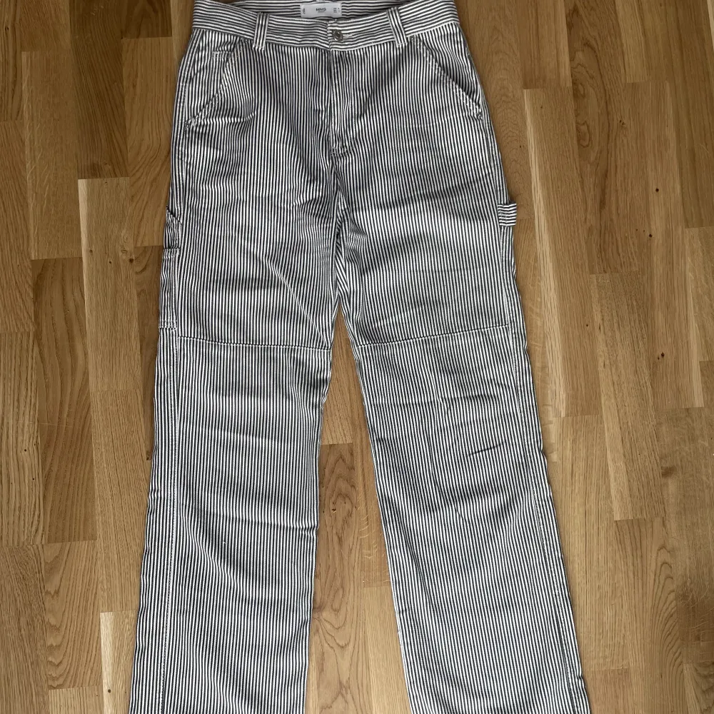 Mango randiga jeans  Storlek 36 (men skulle säga passar S/M) Väldigt mjuka och stretchiga  Inga anmärkningar  Material 100% bomull. Jeans & Byxor.