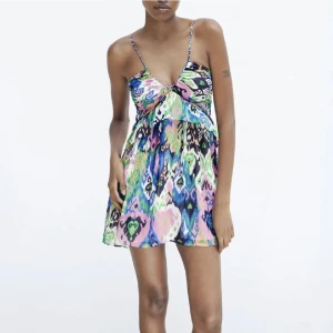 Helt ny zara klänning - Helt ny zara klänning med prislappen kvar💕 så sjukt fin men kommer inte till användning💖