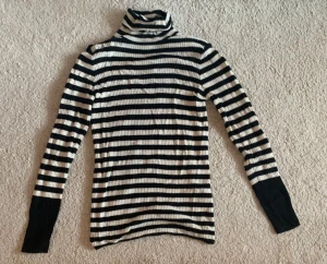 Randig polotröja - Superfin randig, tunt stickad polotröja 💗 