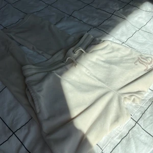 Juicy couture byxor flare - Säljer ett par gulliga juicy couture barn byxor som är lite flare i slutet på byx benet, är lite beige vita. Är i väldigt bra skick och har typ använda en gång och dom är lite för korta på mig därför jag säljer dom. Står inte för frakt