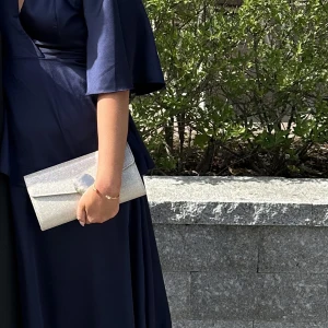 guld glittrig clutch  - jättefin guldglittrig clutch endast använd en gång på min bal  den är väldigt fint skick men lite fläckar på insidan därav priset. guldigkedja kommer med men funkar jättebra att gömma i väskan  nypris 500 mitt pris 300