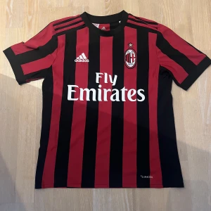 AC Milan tröja - Säljer nu min skit feta AC Milan tröja ja köpte i Italien. Tröjan är i mycket bra skick. Storleken är Kids L men skulle säga att den mer passar som en Storlek S