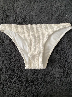 Vit bikini - Säljer denna vita bikiniunderdelen då jag har en likadan. Helt oanvänd (prislapp samt hygien skyddet sitter kvar). 💞💞 Nypris 199, säljer för 80! Pris kan diskuteras!💖