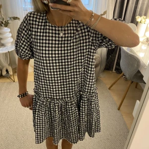 Zara klänning  - Superfin och unik klänning från zara som inte säljs längre 💘går att ha både v- och urringad! Använd fåtal gånger