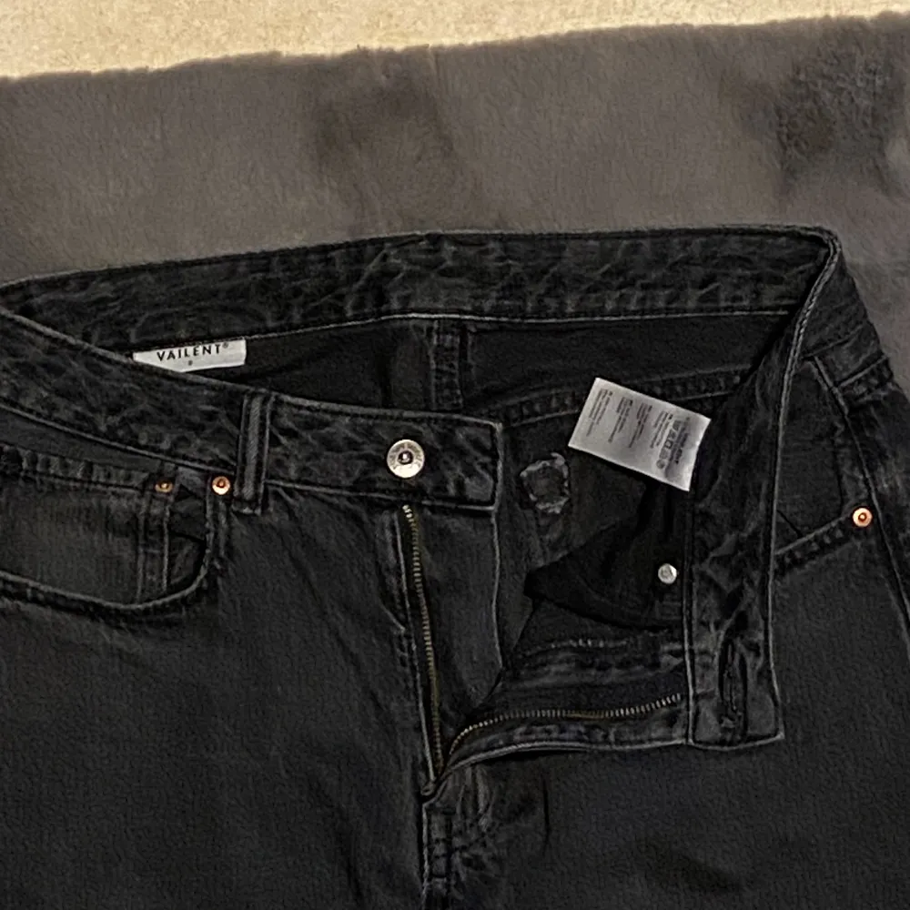 Hejsan! Säljer här mina svarta Vailent jeans i stl S från Carlings då det blivit för små De är en del använda men i gott skick! 9/10 Varken trasiga eller fläckar  Hör gärna av dig om de undras något!. Jeans & Byxor.