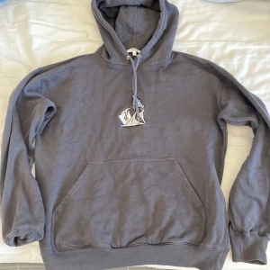 Tres Bien Hoodie - Jävligt fet Tres Bien hoodie men har tyvär blivit lite för liten, Storlek S