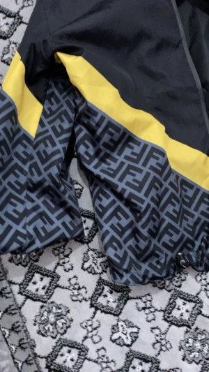 Fendi - Säljer min regn jacka  En fendi jacka som är jätte skön och ha på sig  det är m fast liten i storlek passar folk i 170 upp till 175