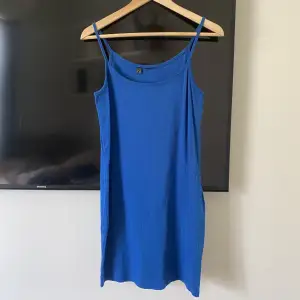 Blå basic klänning, lätt att slänga över en bikini!