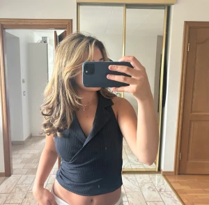 Så cool topp! - Super snygg marinblå topp!! Aldrig använd🙌🏼