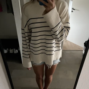 Stickad tröja  - Finstickad tröja från zara i storlek m, tyvärr så är det några fläckar på framsidan av tröjan därför säljer jag för lågt pris