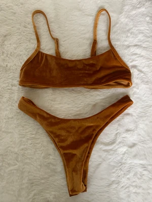 Bikini - Guldig sammetsbikini från Zaful, storlek S/36. Använd 1 gång