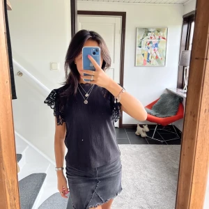 Svart blus - Säljer en svart liten festligare blus med spets på ärmarna. Från Zara stl S. 200 kr frakt tillkommer