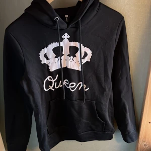 Svart hoddie stl M - I okej skick. Fungerar att bara mysa i hemma. Kan vara något nopprig på vissa ställen. Väldigt mjuk 🥺