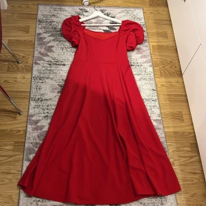 Festklänning  - En snygg klänning och ny skick.