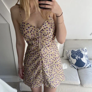Somrig klänning från zara - Mönstrad blommig klänning från Zara köpt förra sommaren men bara använd en gång💕💕
