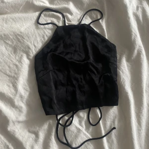 Svart satintopp - Svart topp med öppen rygg från Zara. Endast använd en gång därmed toppskick! 120kr +frakt🖤