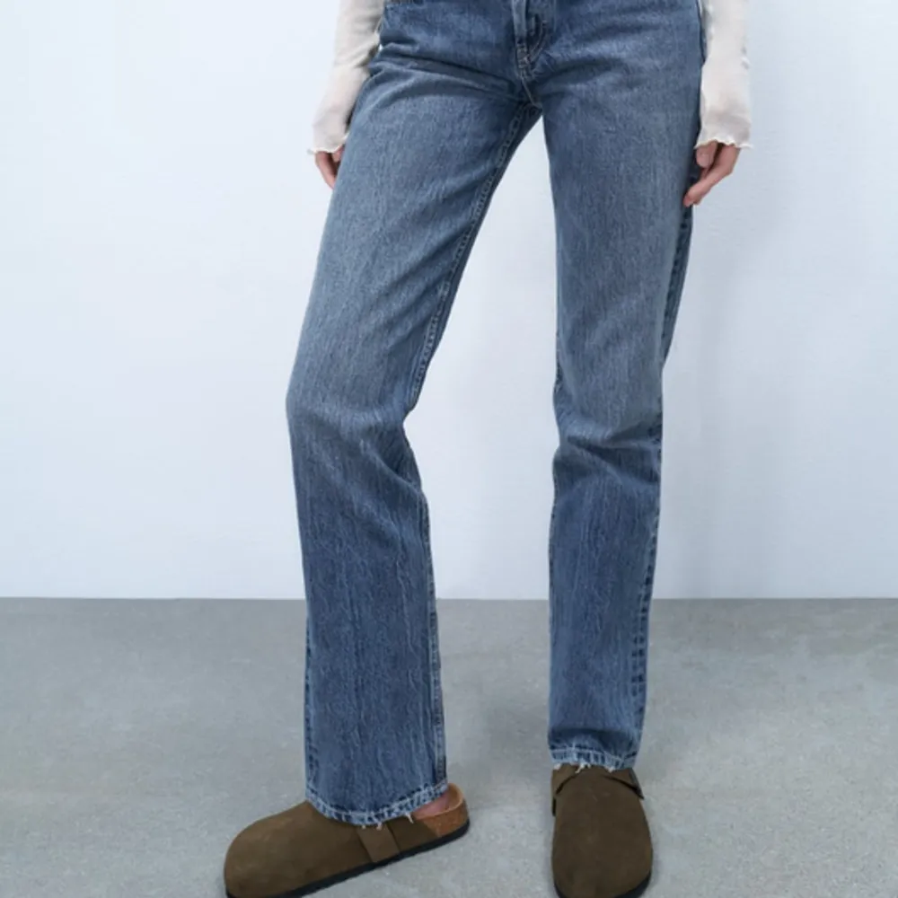 Säljer dom här populära Zara jeansen i strl 42 men mer som en 40 ❤️. Jeans & Byxor.