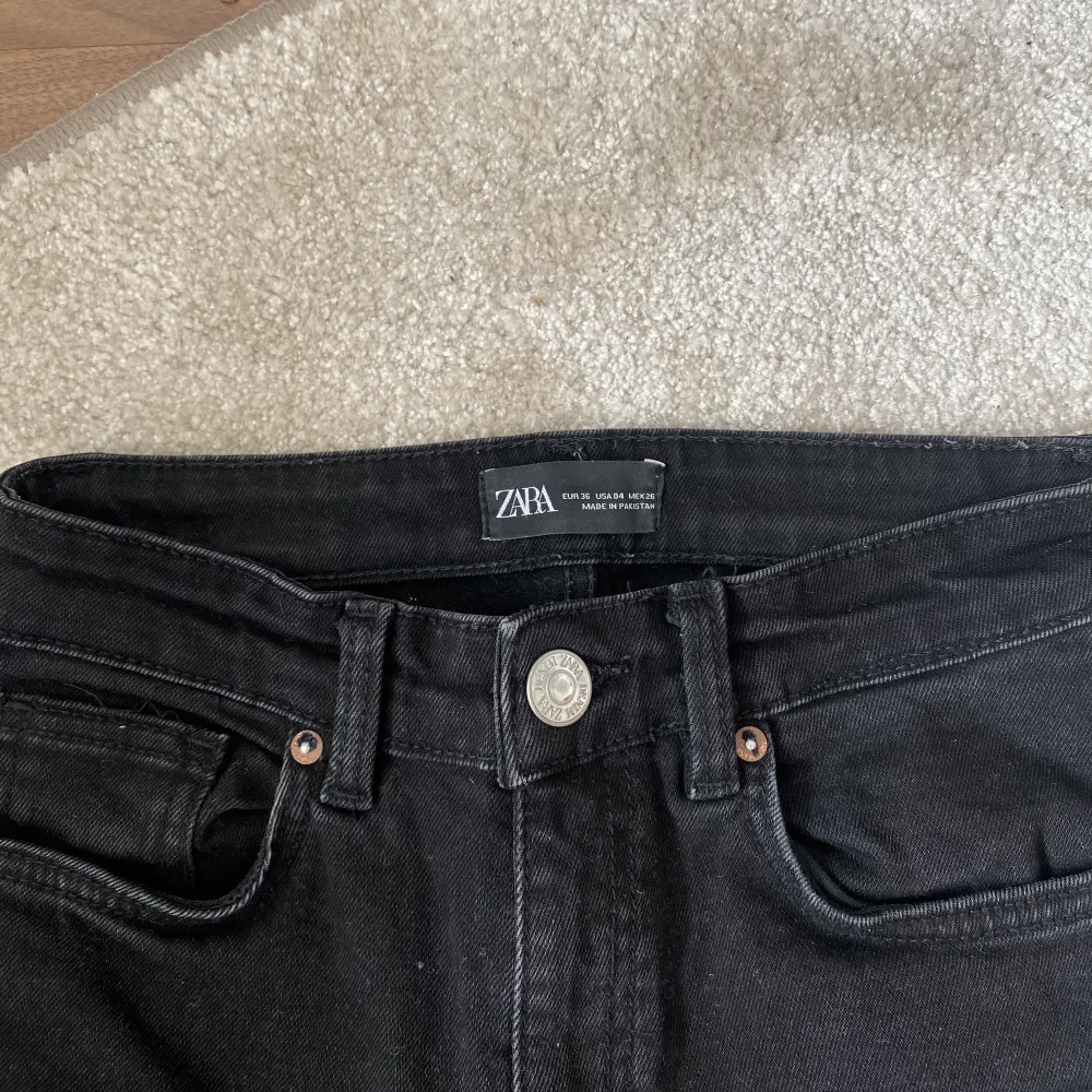 Två par jeans från zara i samma modell. Är utsvängda nertill och Midrise i midjan. Båda i storlek 34 men passar även en liten 36 och 32. Inga defekter och i bra skick! Båda för 180 eller 80 kr styck. . Jeans & Byxor.