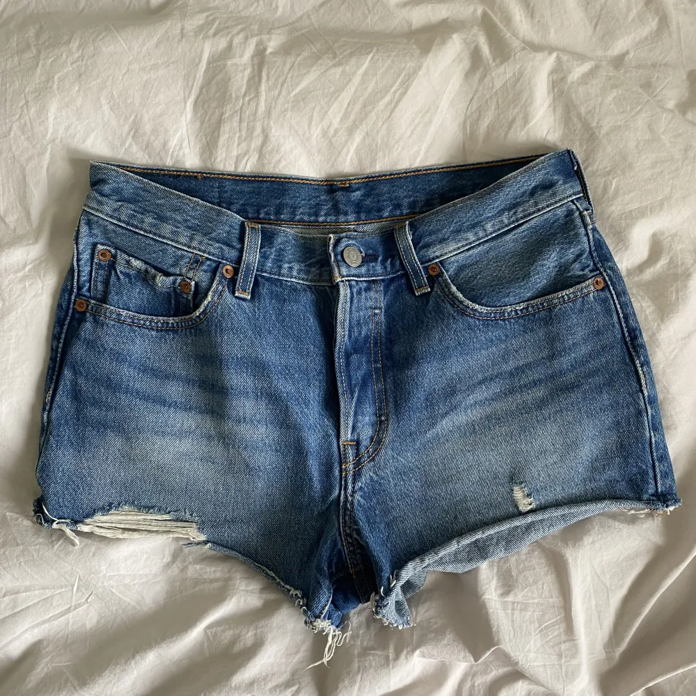 Levis 501 jeansshorts i strl W28, skulle säga att dom passar s kanske även liten m💕. Shorts.