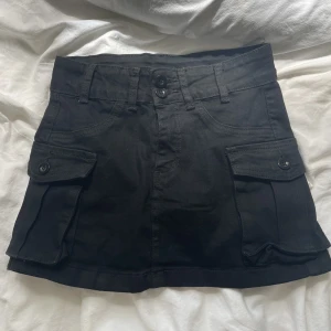 Cargo minikjol - Cargo minikjol xs med mycket stretch 🫶🏻 oanvänd!