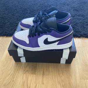 Jordan 1 low court purple white   Storlek: US 7,5 / (EU 40,5)  Skick: 6,5/10.  Skriv i om du har frågor eller är intresserad!  #NikeSneakers #NikeShoes #Sneakerheads#SneakerCulture #KicksForSale #SneakerAddict #SneakerLovers  