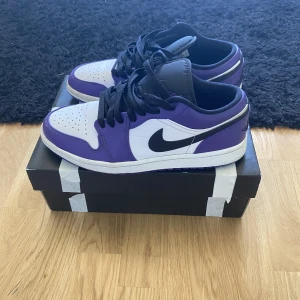 Jordan 1 low court purple white - Jordan 1 low court purple white   Storlek: US 7,5 / (EU 40,5)  Skick: 6,5/10.  Skriv i om du har frågor eller är intresserad!  #NikeSneakers #NikeShoes #Sneakerheads#SneakerCulture #KicksForSale #SneakerAddict #SneakerLovers  