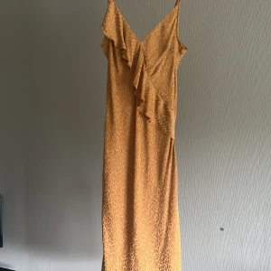 Klänning - Oanvänd klänning.