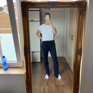 Söt randig blus - Jättesöt vit och blå randig blus perfekt till sommaren och andra tillfällen 💕💕 Storleken är L men den är på den mindre sidan så en S och M kan ha den också.