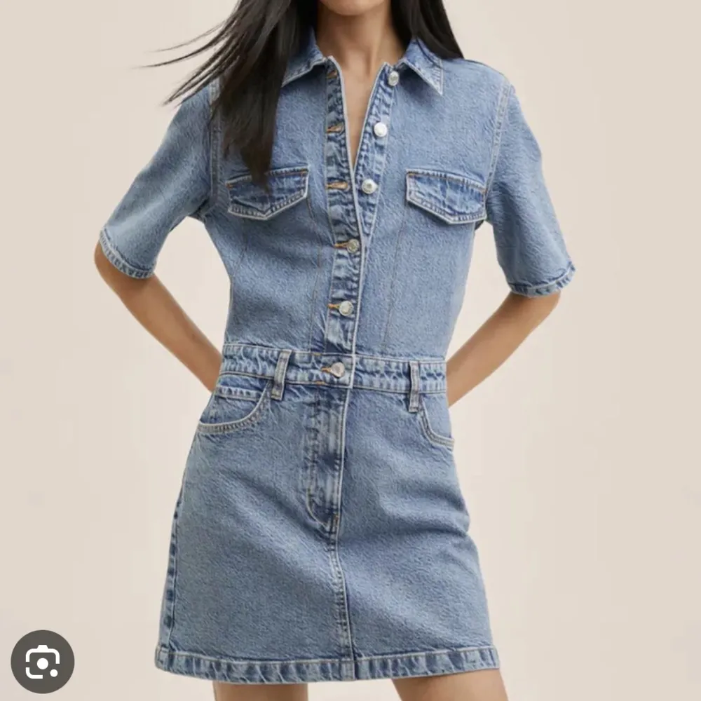 Säljer denna klänning i jeans från mango. Endast använd en gång, så väldigt bra skick. Köpare står för frakten och pris går att diskutera vid snabb affär💕. Klänningar.