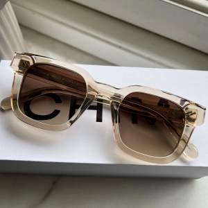 Säljer dessa Chimi solglasögon i modellen 04, färgen Ecru. De är endast testade och därav i nyskick. Säljer för 1000kr + frakt💕