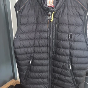 Parajumper - Fint skick förutom hålet som ni ser på bilden jag har bara lagat tillfälligt med tejp men det är enkelt att fixa 