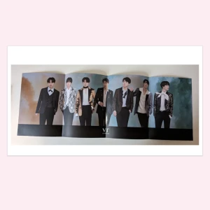 Bts VT Cosmetics poster - Säljer min officiella Bts VT Cosmetics poster få den kanske kan skänka glädje åt någon annan. Obs! Det är priset+ 15kr frakt. Tveka inte att höra av er om ni undrar något!<3