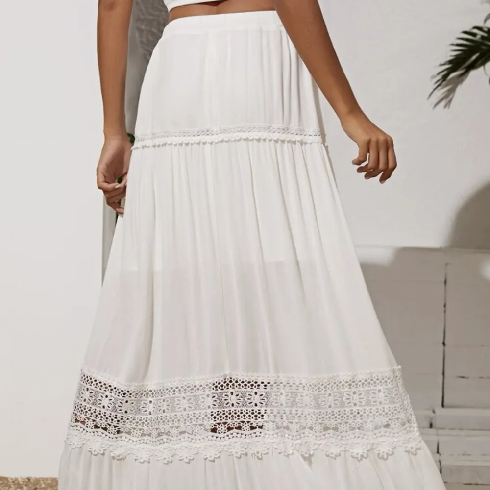 Säljer denna långa vita kjolen. Aldrig använd och köpare står för frakten💕. Kjolar.