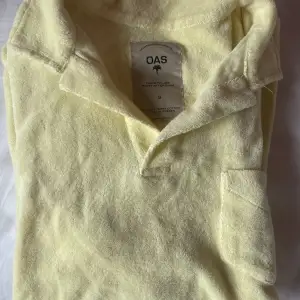 Jättefin skjorta i frotté från OAS. Köpt för väldigt länge sedan men inte använt så mkt. Den är ljusgul i färgen och ser ut som bild 2 i modellen🥰