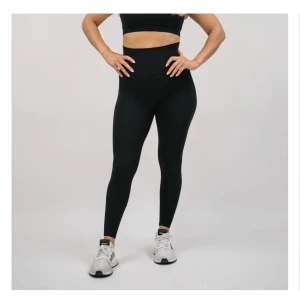 Svarta tights mklifestyle  - Säljer mina svarta tights från mklifestyle då jag aldrig använder dom. Endast använda ca 4 gånger.  Storlek L Nypris: 499kr 