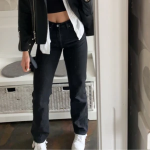 Svarta jeans  - Svarta jeans från weekday i storlek 27x34. Använda en gång🌸