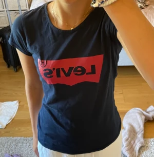 Levis t-shirt - Väldigt bra skick knappt använd! Står att den är storlek 16 men skulle gissa S