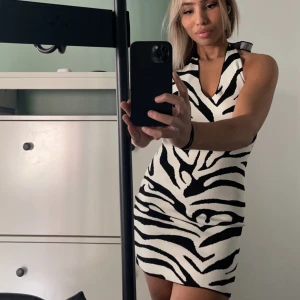 Zebra klänning - Klänning från Gina tricot som endast använd några gånger. Är i nyskick🤍 Köparen står för frakten.