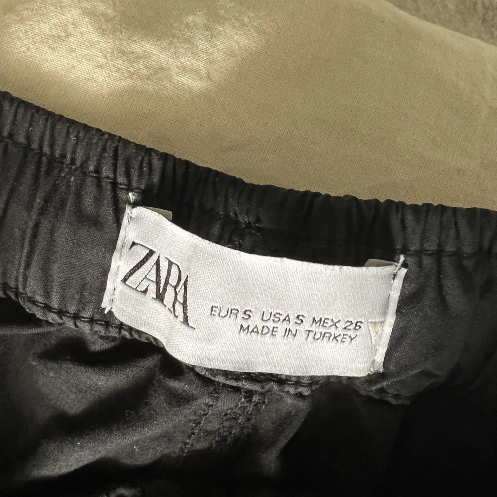 Säljer dessa fina parachute byxor från Zara då de inte längre kommer till användning. Väldigt skönt material på byxorna. Använt ett par gånger men de är i väldigt bra skick!!💗. Jeans & Byxor.